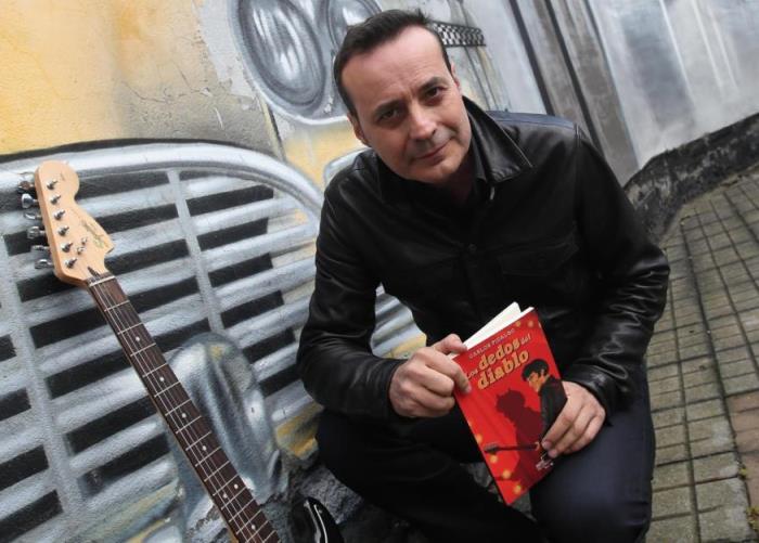 Los Dedos del Diablo - Carlos Fidalgo - Presentación de libro en la biblioteca Luis Rosales de Carabanchel - Yuzin